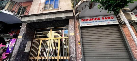 4-salle Appartement à Portici, Italy No. 8779 12