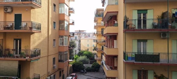 4-salle Appartement à Portici, Italy No. 8779 7