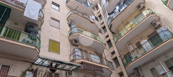 4-salle Appartement à Portici, Italy No. 8779 6