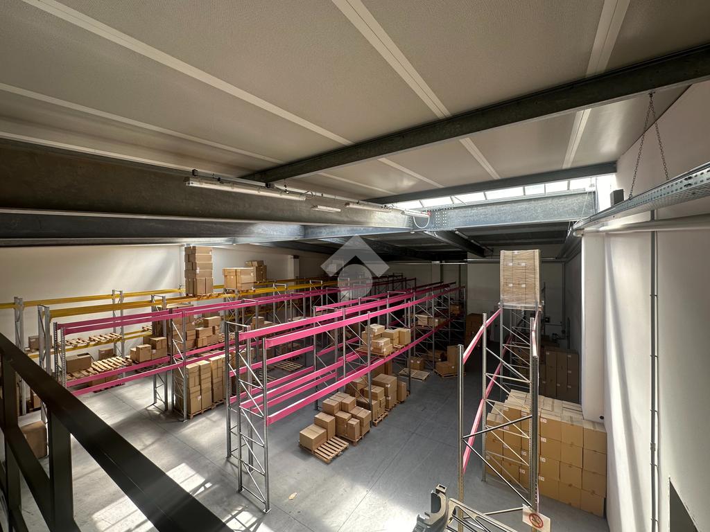 Склад с 1 комнатой в Тренто, Италия № 43536