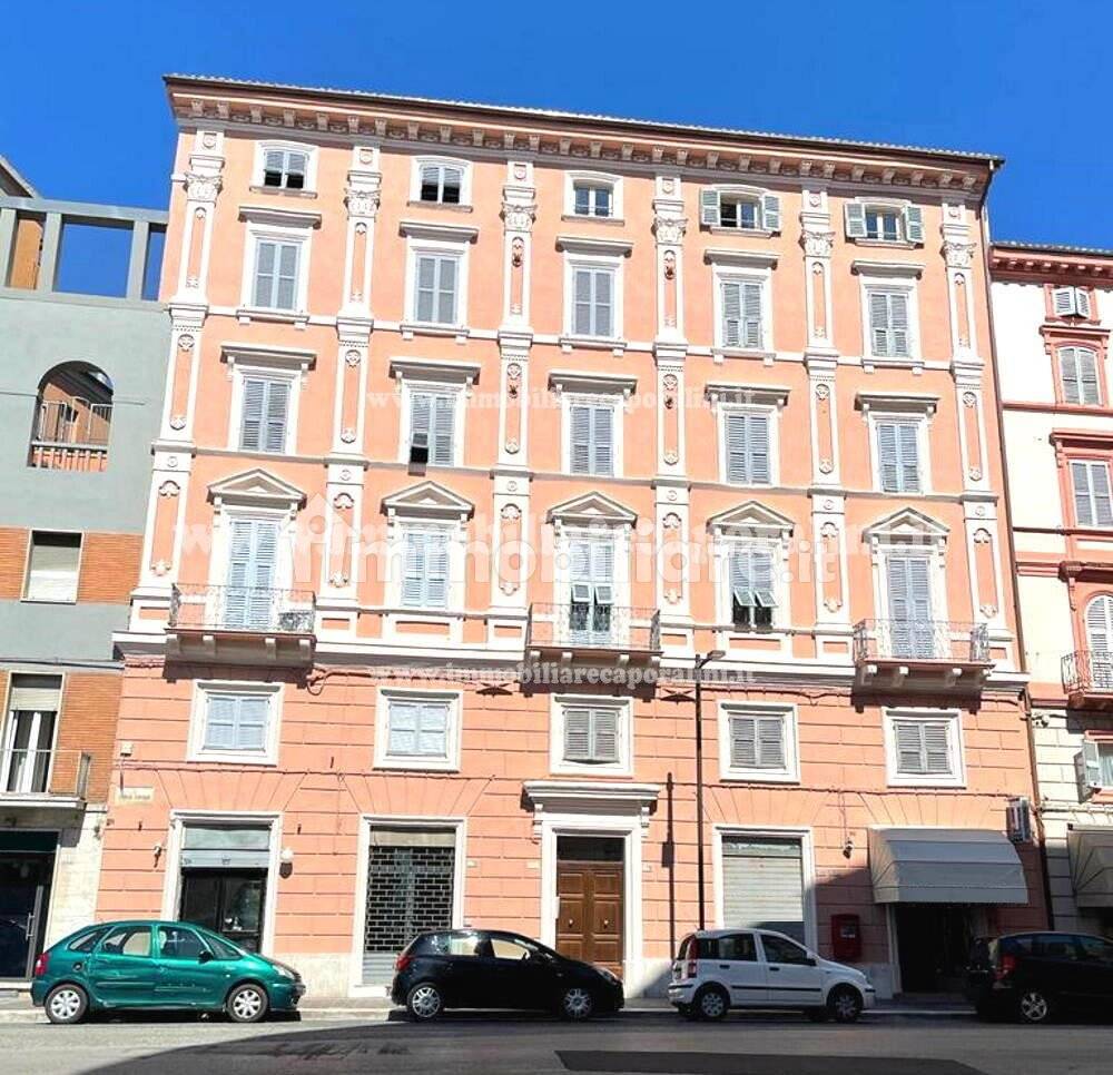 1 room Commercial property in Macerata, Italy No. 195105