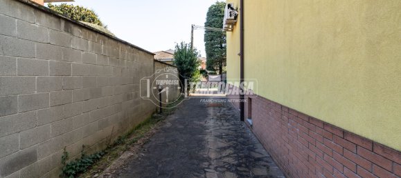 3 rooms Villa in Caronno Pertusella, Italy No. 153094 30