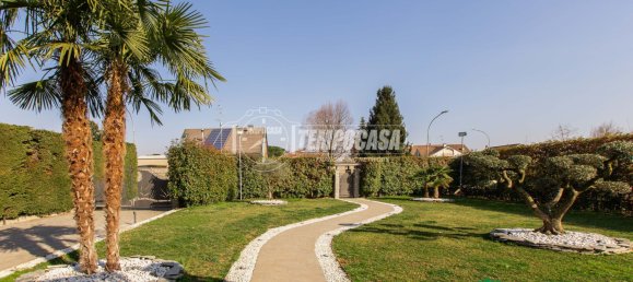 5 rooms Villa in Magnago, Italy No. 16290 9