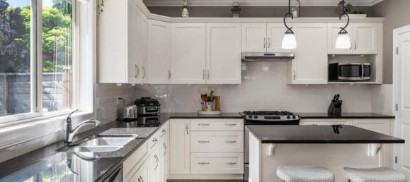 4 bedrooms House in British Columbia, Canada No. 1313 11