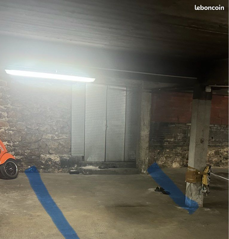  Parking in Paris, France No. 320997