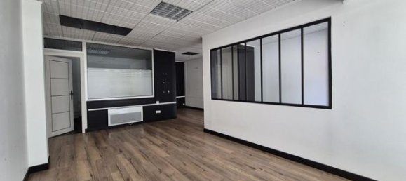 90m² Commercial property in Bethune, France No. 310745 3