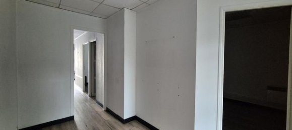 90m² Commercial property in Bethune, France No. 310745 5