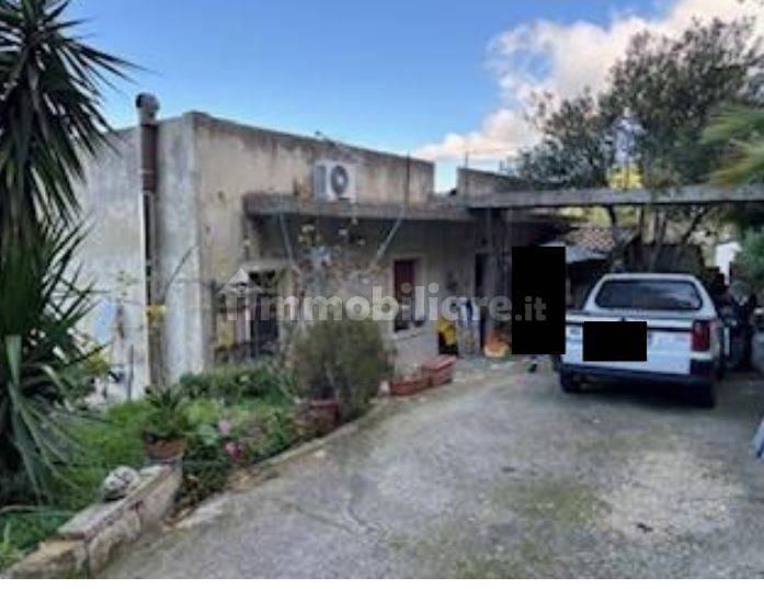 4-salle Appartement à Chiaramonte Gulfi, Italy No. 350800