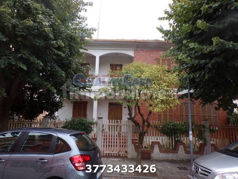 3 bedrooms Villa in Montemarciano, Italy No. 396066