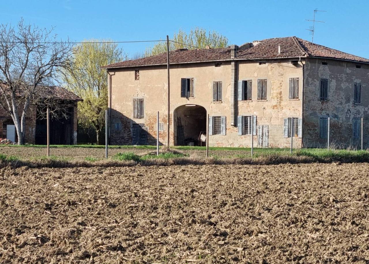 Casa de 12 habitaciónes en Soliera, Italy No. 19539