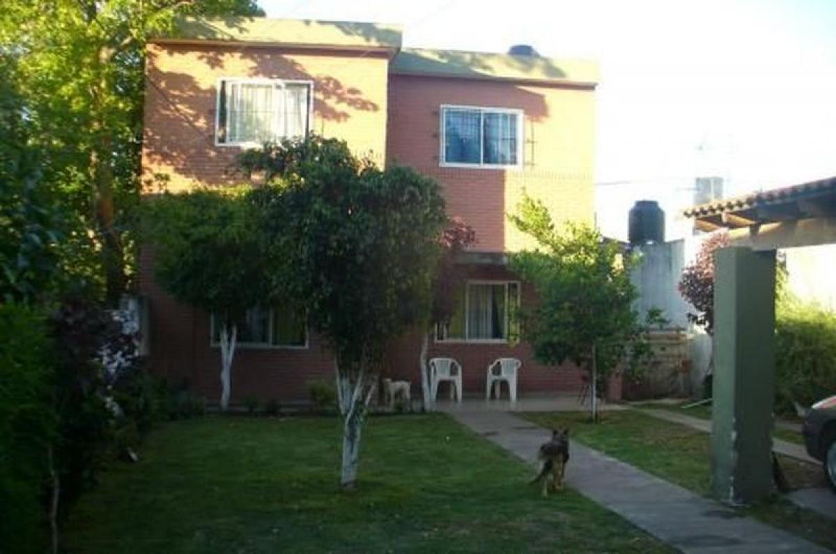 4 bedrooms House in Tres de Febrero, Argentina No. 75693