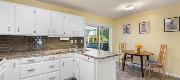 3 bedrooms House in British Columbia, Canada No. 1067 12