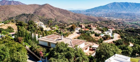 5 bedrooms Villa in Marbella, Spain No. 36940 2