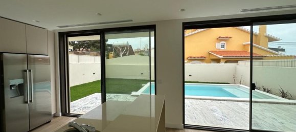 4 bedrooms Villa in Cascais, Portugal No. 171502 3