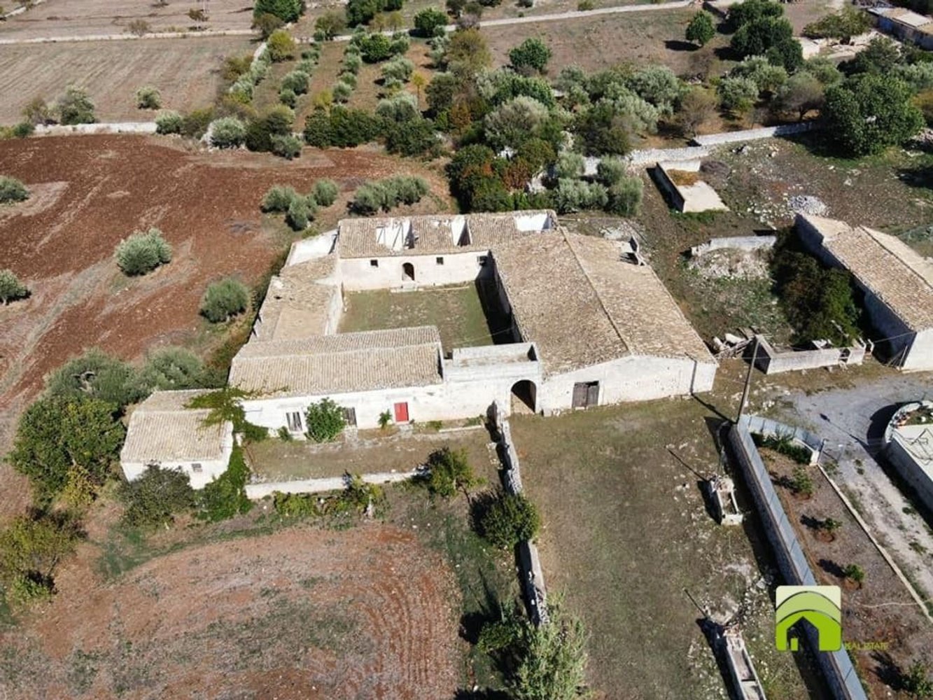 Дом с 10 комнатами в Модика, Италия № 128668