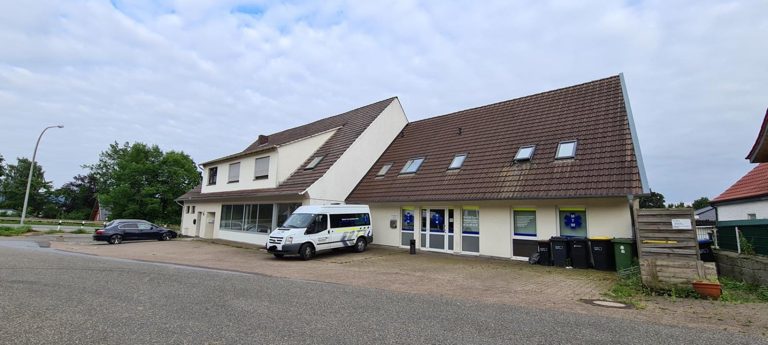 Здание с 35 комнатами в Минден-Люббекке, Германия № 134810