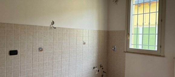 4 bedrooms Apartment in Modena, Italy No. 327804 5