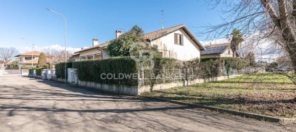 4 bedrooms House in Samarate, Italy No. 338057 3