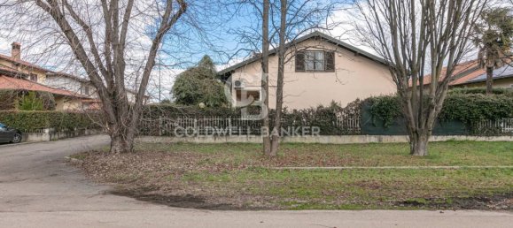 4 bedrooms House in Samarate, Italy No. 338057 9