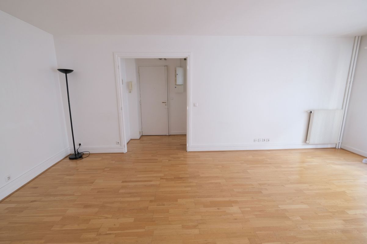 2 bedrooms Apartment in Paris, France No. 166625