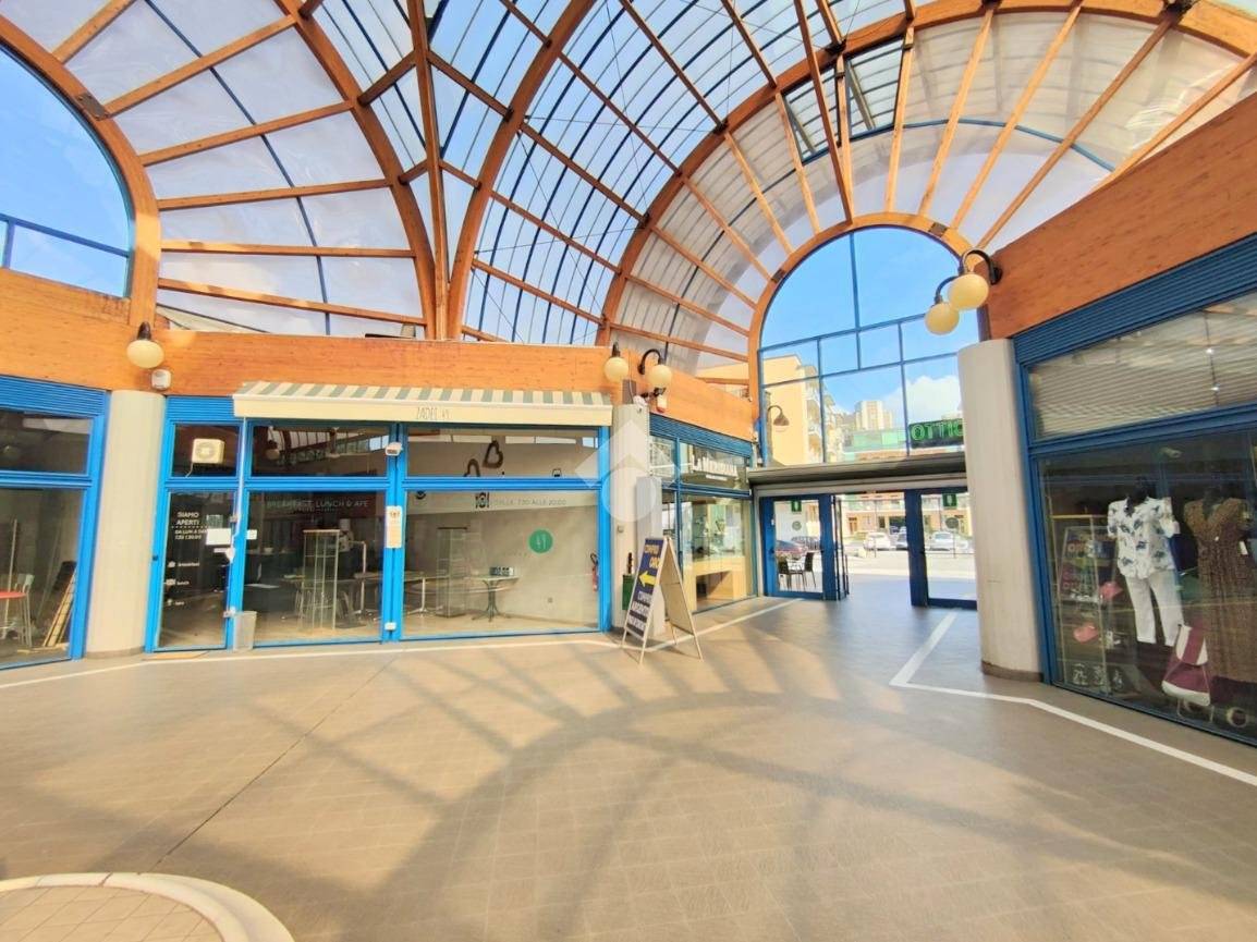 Коммерческая недвижимость 70м² в Брешиа, Италия № 163524