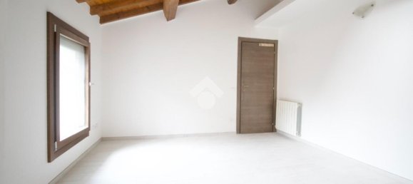 Квартира с 3 комнатами в Реджо Эмилия, Италия № 2447 20