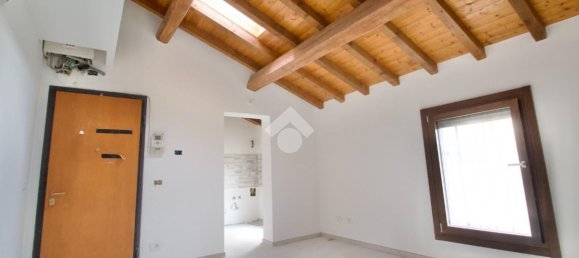 Квартира с 3 комнатами в Реджо Эмилия, Италия № 2447 3