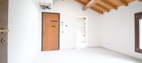 Квартира с 3 комнатами в Реджо Эмилия, Италия № 2447 2