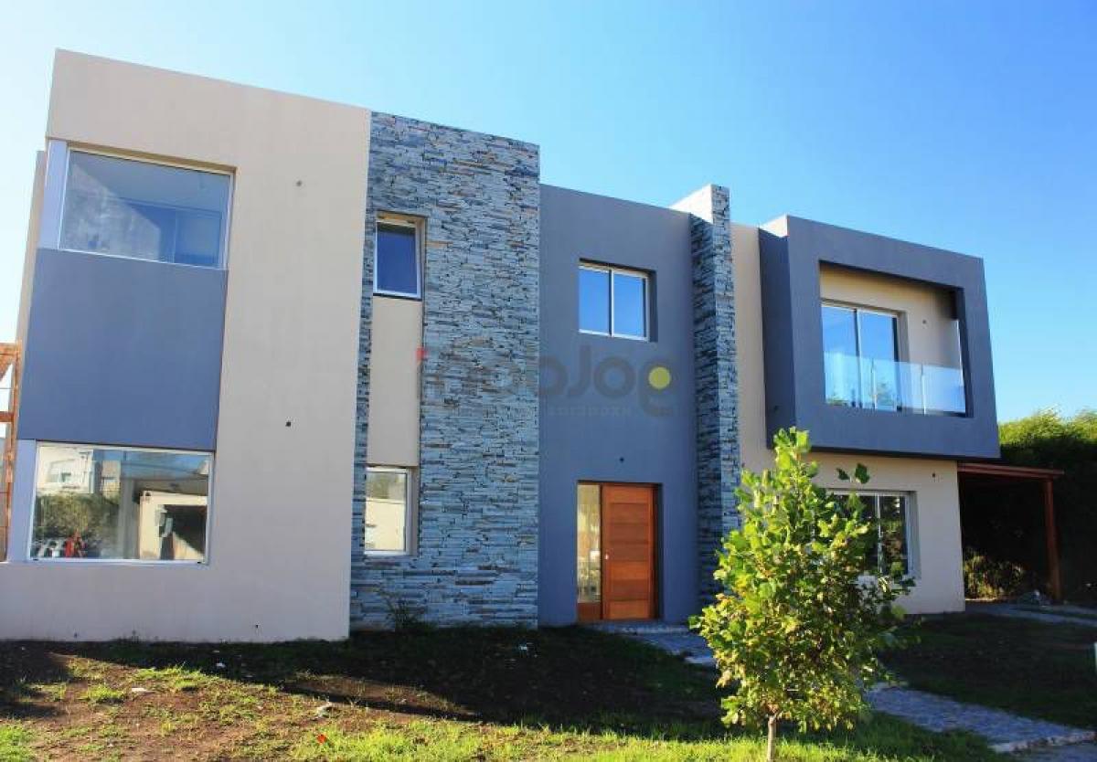 3 bedrooms House in Berazategui, Argentina No. 19472