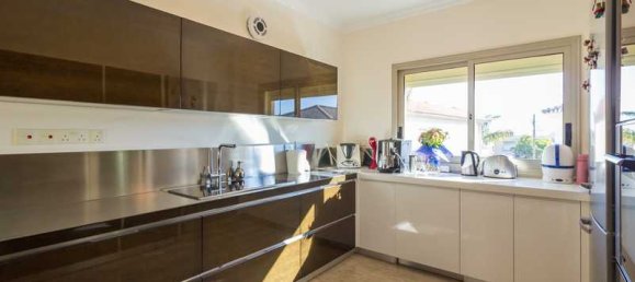 4 غرف نوم عقار تجاري في Agios Athanasios, Cyprus رقم 13455 13