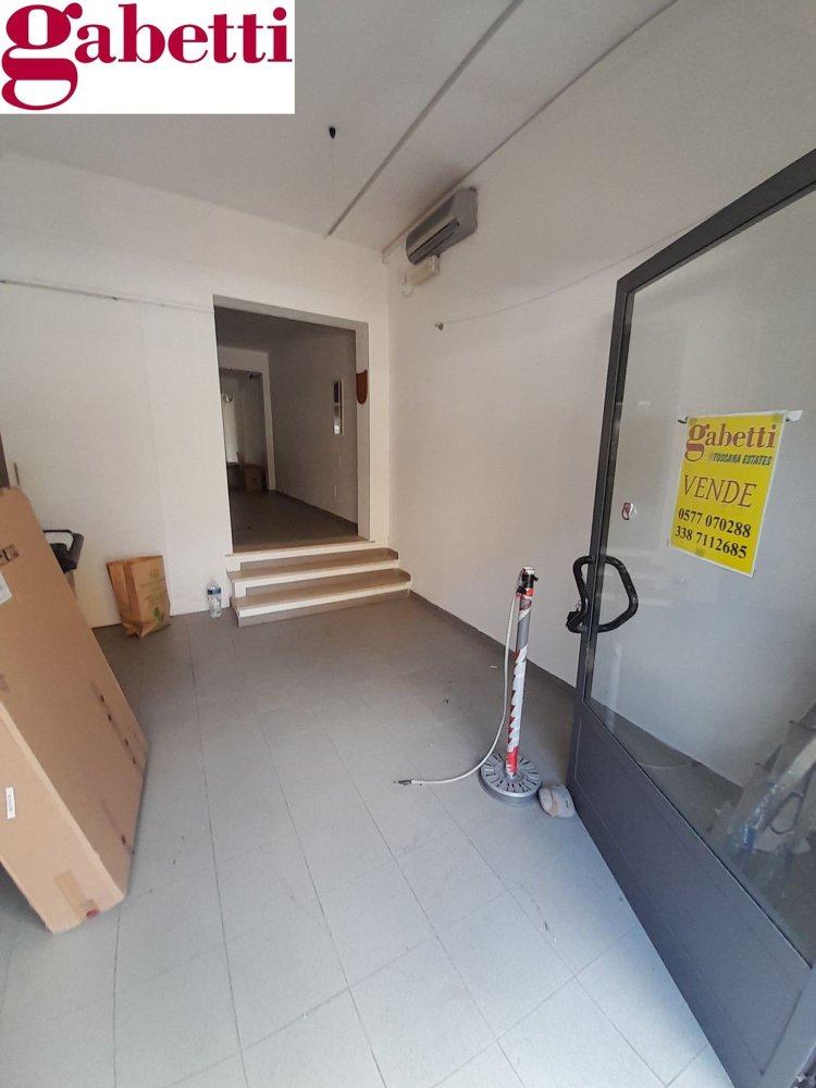 121m² Commercial property in Poggibonsi, Italy No. 257735