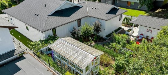 3 bedrooms House in British Columbia, Canada No. 219 2