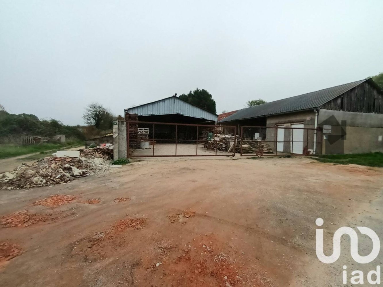 Bâtiment à Noyers-sur-Cher, France 834m² No. 217021