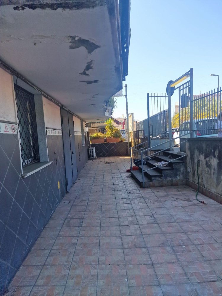 130m² Commercial property in Pozzuoli, Italy No. 344346