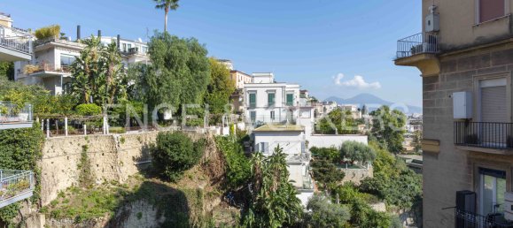 3 bedrooms Apartment in Naples, Italy No. 102294 2