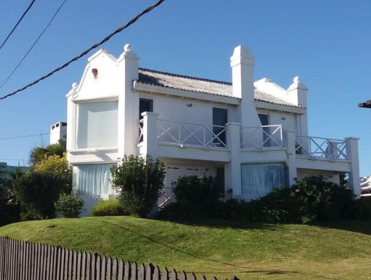 3 bedrooms House in Maldonado, Uruguay No. 3928