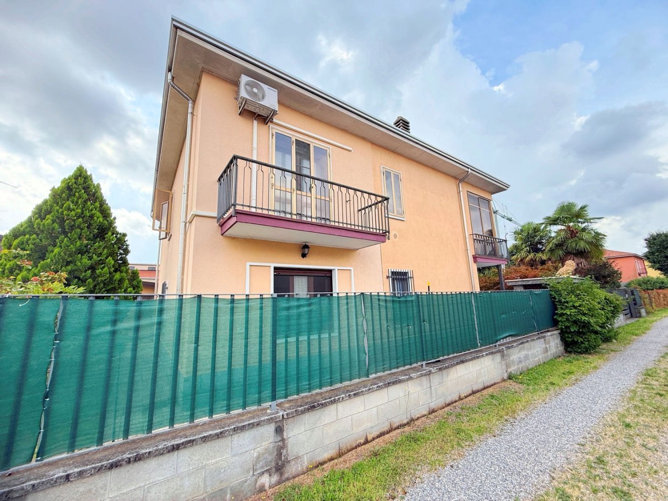 10 rooms Villa in Lonate Pozzolo, Italy No. 334224