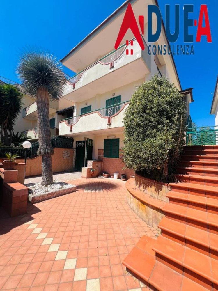 4 bedrooms Villa in Pozzuoli, Italy No. 288848