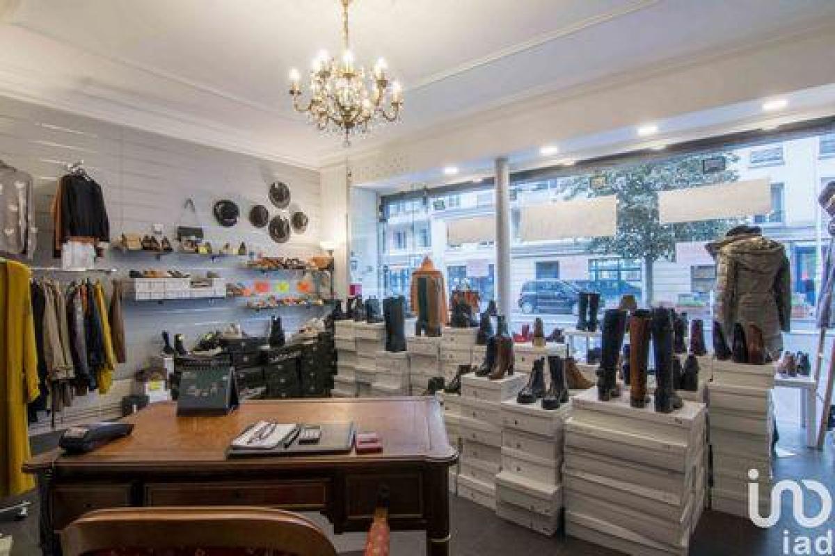 38m² Office in Montrouge, France No. 21250