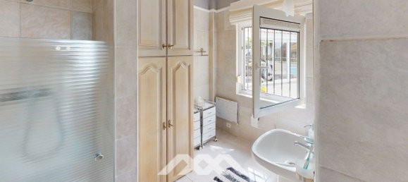 Villa de 4 dormitorios en Sayalonga, Spain No. 45997 32