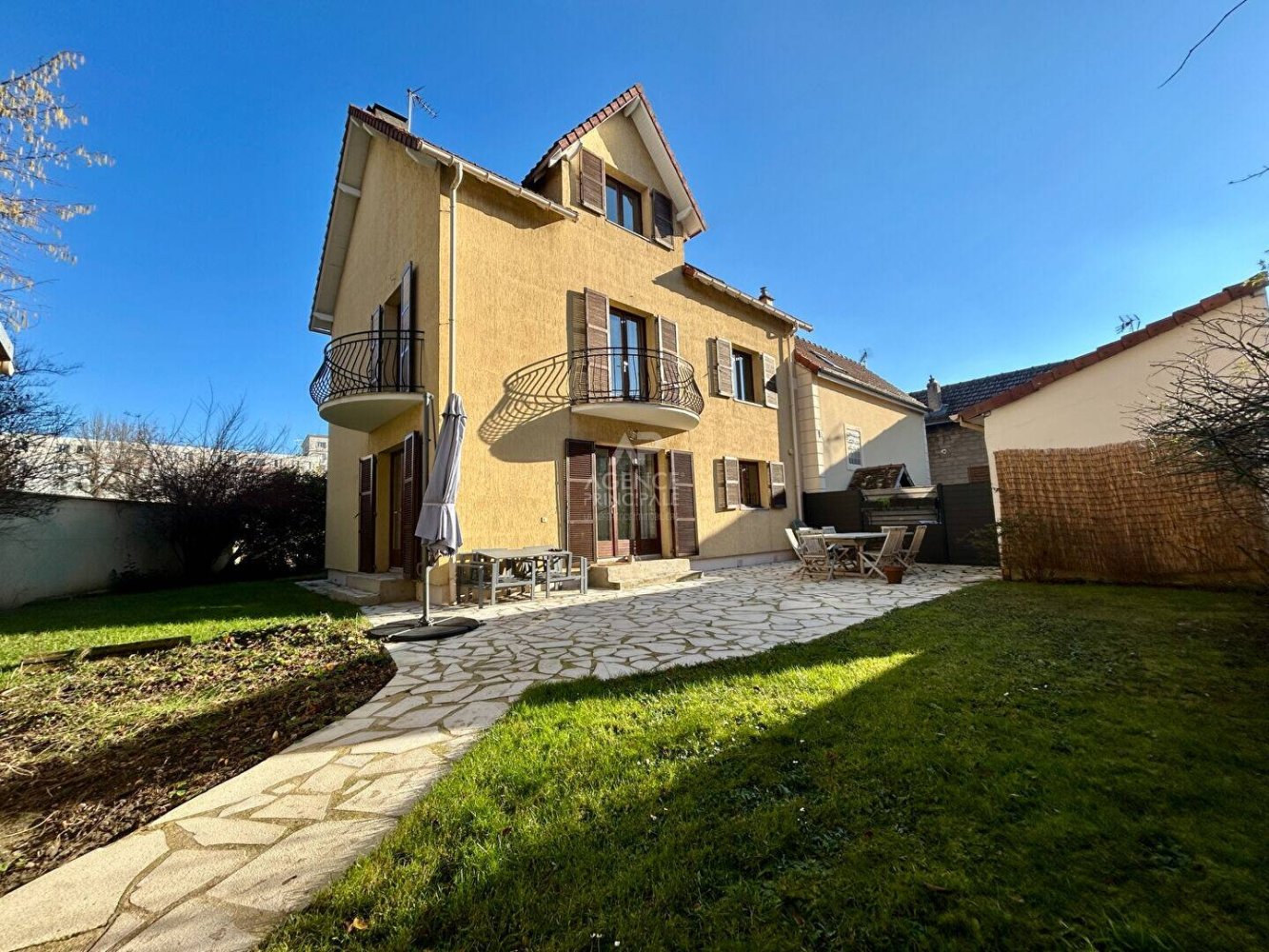 5 bedrooms House in Poissy, France No. 163592