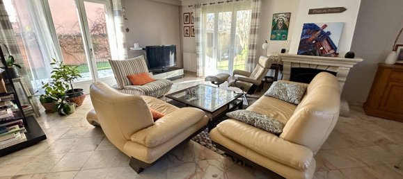 5 bedrooms House in Poissy, France No. 163592 6