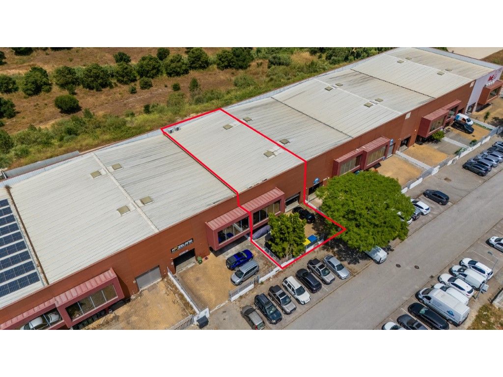 596m² Warehouse in Seixal, Portugal No. 343526