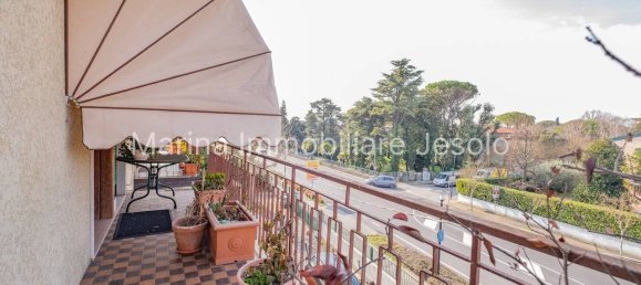 Apartamento de 3 dormitorios en Jesolo, Italy No. 260316 2