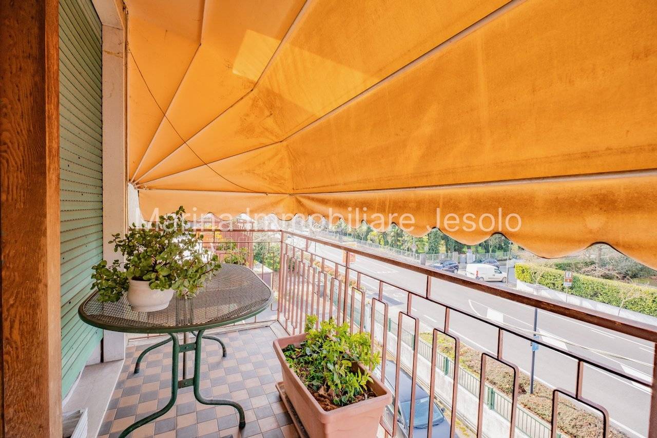 Apartamento de 3 dormitorios en Jesolo, Italy No. 260316