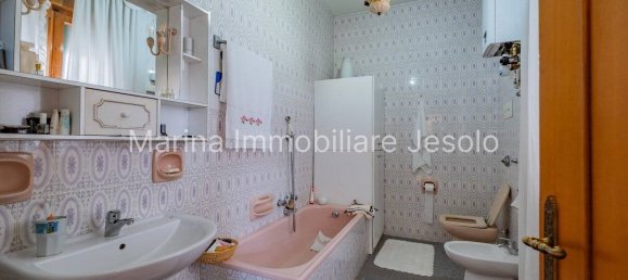 Apartamento de 3 dormitorios en Jesolo, Italy No. 260316 17
