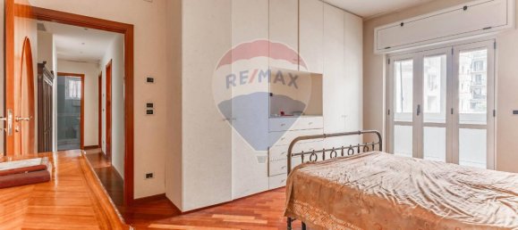 Apartamento de 9 habitaciónes en Bari, Italy No. 41017 41