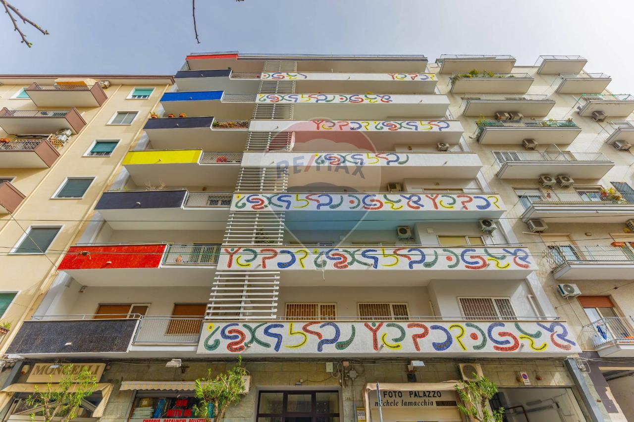 Apartamento de 9 habitaciónes en Bari, Italy No. 41017