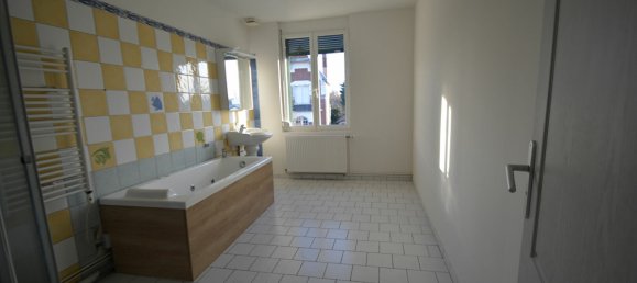 3 bedrooms Building in La Fere, France No. 83365 8