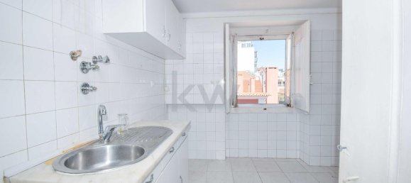 3 bedrooms Apartment in Lisbon, Portugal No. 80676 12